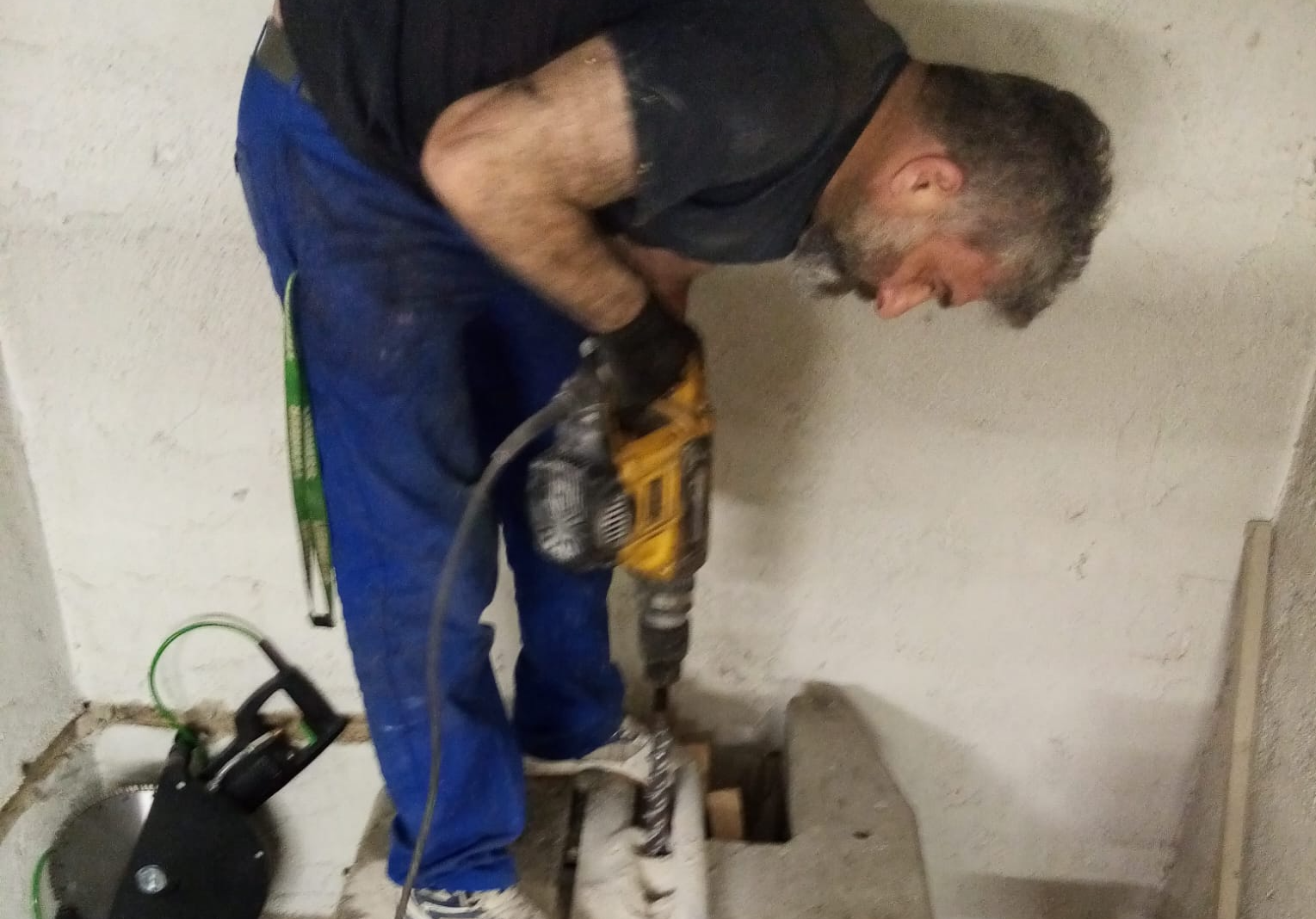 Betonarbeiten vor einem modernen Wohnhaus