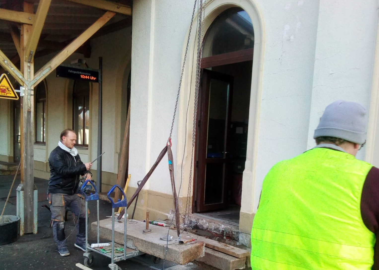Betonarbeiten vor einem modernen Wohnhaus
