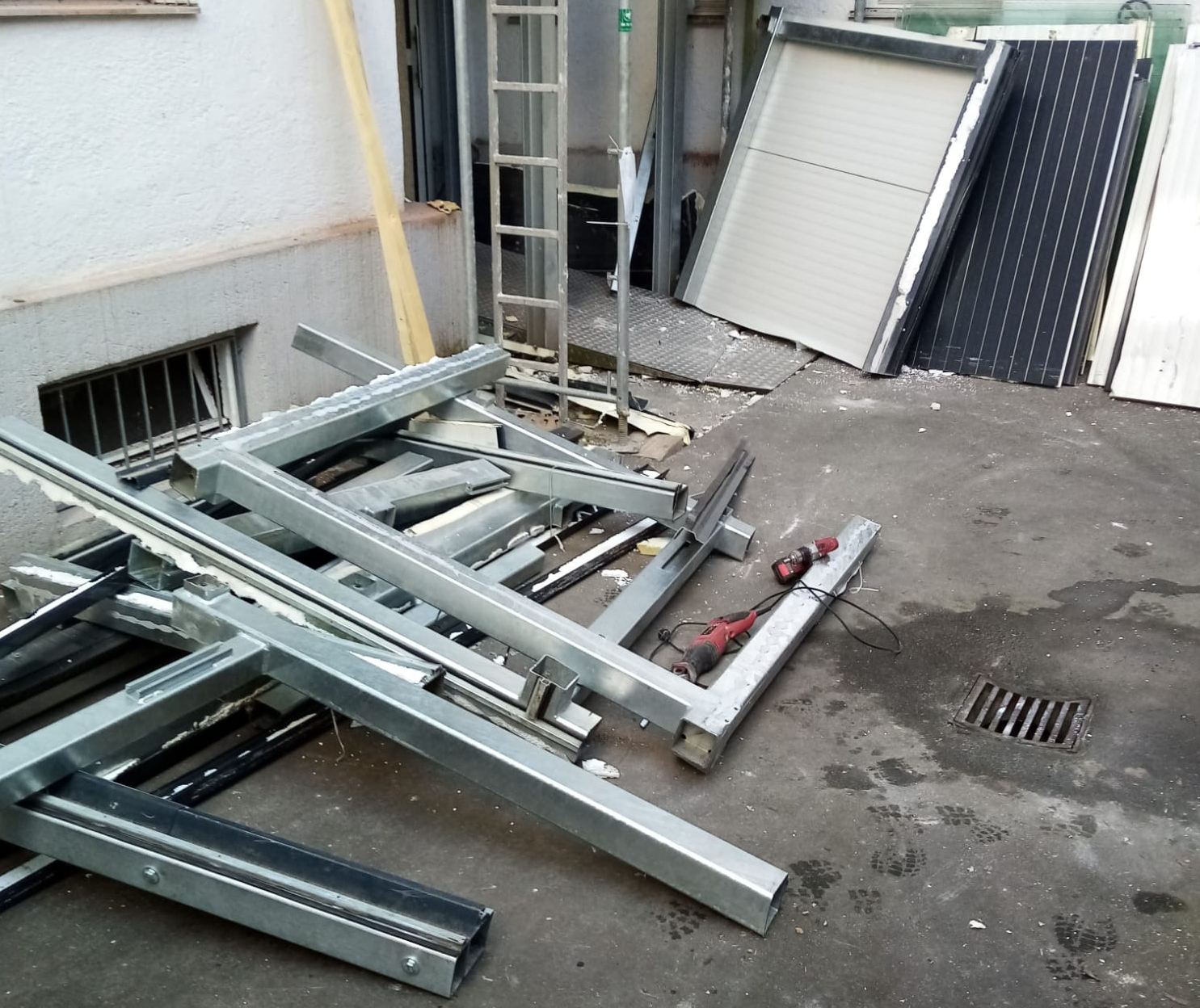 Container und Trennung von Baustellenabfällen
